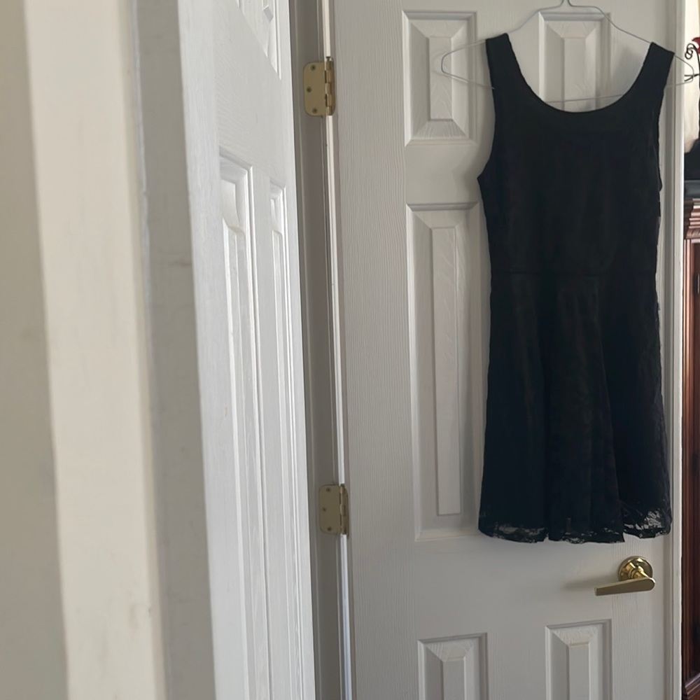 Wet Seal, size M, my daughter size 6 fit beautifully. Black with lace overlay.